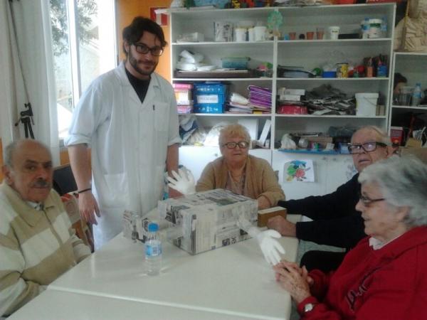 Residencia Tercera Edad Julia doctor con personas mayores