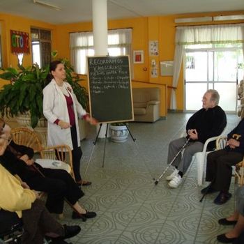 Residencia Tercera Edad Julia doctora con personas mayores