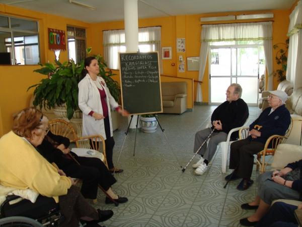 Residencia Tercera Edad Julia doctora con personas mayores